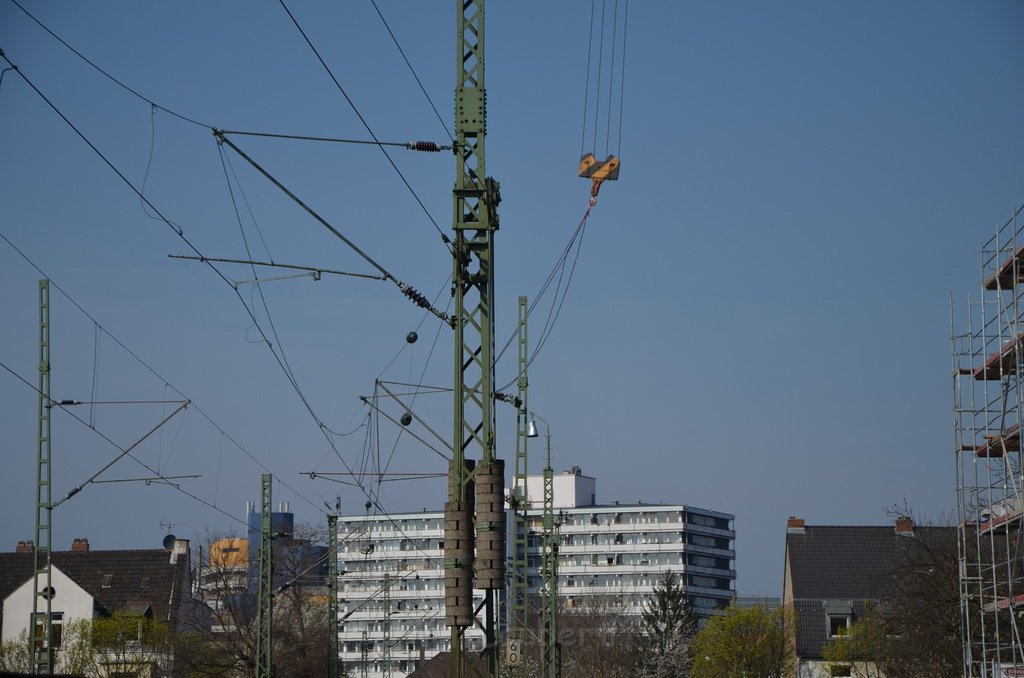 Einsatz BF Koeln Kran beruehrt Oberleitung DB Koeln Gremberg Taunusstr P038.JPG